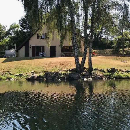 Feriehus Maison De Pareloup -les Pieds Dans L'eau- *