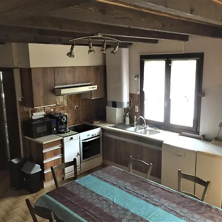 Holiday home Maison De Pareloup -les Pieds Dans L'eau- *