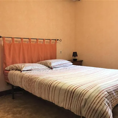 Maison De Pareloup -les Pieds Dans L'eau- Feriehus