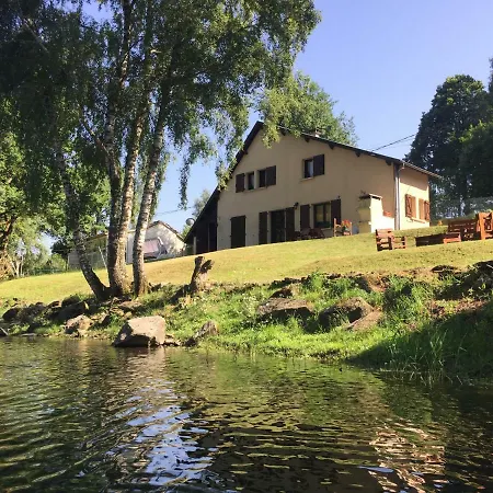 Maison De Pareloup -les Pieds Dans L'eau- Holiday home *