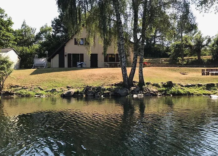 Prázdninový dům Maison De Pareloup -les Pieds Dans L'eau- *