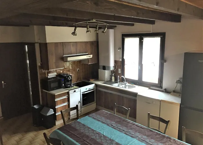 Prázdninový dům Maison De Pareloup -les Pieds Dans L'eau- *